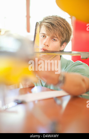 Uomo al lavoro su aereo modello Foto Stock