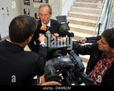 Stoccarda signore sindaco Wolfgang Schuster (L) offre un'intervista come egli arriva per colloqui esplorativi a Stoccarda, Germania, 24 settembre 2010. I colloqui si tengono in preparazione per una tavola rotonda di moderata tra le persone a favore e contro la 'Stuttgart 21'. Il fortemente contestato 4.1 miliardi di euro progetto 'Stuttgart 21' che vede una trasformazione di Stoccarda Stazione centrale da Foto Stock