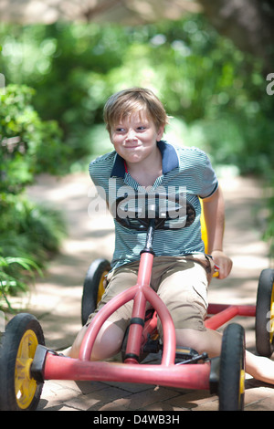 Ragazzo a cavallo go-kart sul percorso Foto Stock