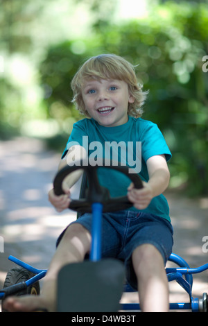 Ragazzo a cavallo go-kart sul percorso Foto Stock