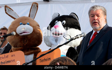 Stato federale Renania Palatinato il Primo Ministro Kurt Beck (R) eroga un discorso durante un rally per la conservazione degli animali nei rifugi Berlino, Germania, 24 settembre 2010. Foto: Wolfgang Kumm Foto Stock
