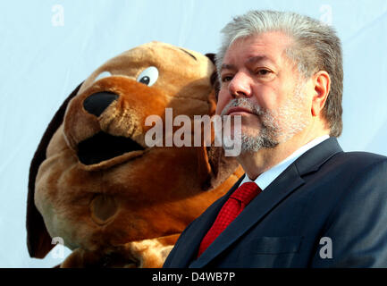 Stato federale Renania Palatinato il Primo Ministro Kurt Beck (R) eroga un discorso durante un rally per la conservazione degli animali nei rifugi Berlino, Germania, 24 settembre 2010. Foto: Wolfgang Kumm Foto Stock