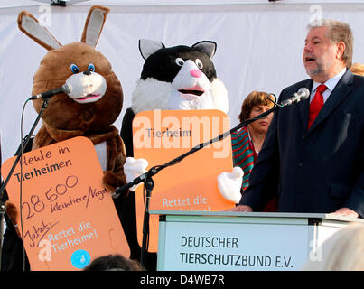Stato federale Renania Palatinato il Primo Ministro Kurt Beck (R) eroga un discorso durante un rally per la conservazione degli animali nei rifugi Berlino, Germania, 24 settembre 2010. Foto: Wolfgang Kumm Foto Stock