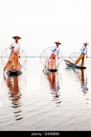 Tradizionali pescatori Intha sul Lago Inle, Birmania Foto Stock