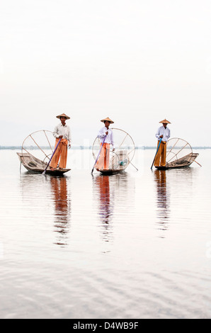 Tradizionali pescatori Intha sul Lago Inle, Birmania Foto Stock