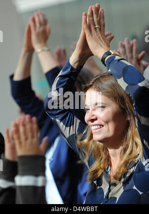 Celebrity chef Sarah Wiener tubicini le mani dopo aver ricevuto il "cuore blu' Award per il suo contributo alle abitudini alimentari più sane in Berlino, Germania, 24 settembre 2010. Foto: Jens Kalaene Foto Stock
