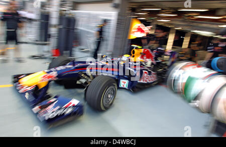 Driver australiano Mark Webber della Red Bull aziona attraverso la pit lane durante la prima sessione di prove libere a Singapore, Singapore, 24 settembre 2010. La 201 Formula 1 Gran Premio di Singapore è tenuto il 26 settembre. Foto: Jan Woitas Foto Stock