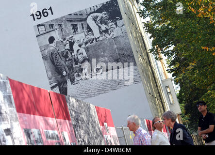 Turisti visitano il Memoriale del Muro di Berlino, che è appena stata prorogata con grandi murali storici sulle case vicine a Berlino, Germania, 24 settembre 2010. Foto: TOBIAS KLEINSCHMIDT Foto Stock