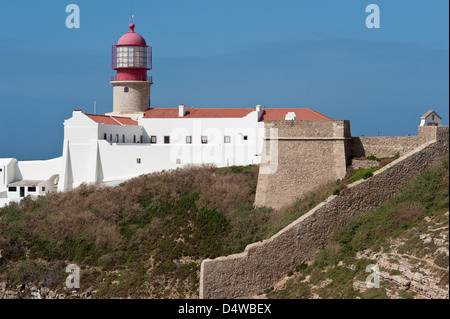 Faro sulla scogliera solitaria, affacciata sull'Oceano Atlantico, Cabo de Sao Vicente Costa Vicentina Park Algarve Portogallo Europa Foto Stock