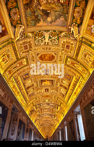 Il soffitto della galleria di mappe in Musei Vaticani, Roma, Italia Foto Stock