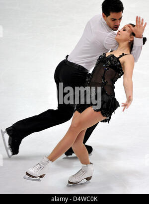 Anna Cappellini e Luca Lanotte dall Italia eseguire durante il freestyle al Nebelhorn Trophy a Oberstdorf in Germania, 25 settembre 2010. Essi ha preso il secondo posto nella coppia di concorrenza. Foto: Stefan Puchner Foto Stock