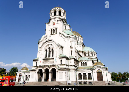 Sofia. La Bulgaria. La Aleksander Nevski Memorial Church adornati con oro laden cupole e il simbolo più famoso di Sofia. Foto Stock