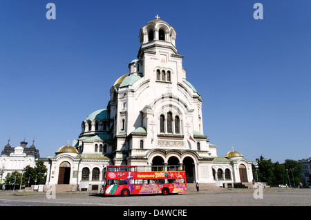 Sofia. La Bulgaria. La Aleksander Nevski Memorial Church adornati con oro laden cupole e il simbolo più famoso di Sofia. Foto Stock
