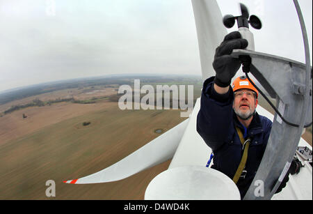 Thorsten Loew sorge sulla sommità di un aerogeneratore di tipo K100 su un campo vicino Grevensmuehlen, Germania, 18 novembre 2010. La turbina con un diametro del rotore di 82 metri ha una potenza di uscita di due megawats ed è attualmente testato. L'Indiano Kalyani consociata del gruppo Kenersys ha aperto un nuovo stabilimento a Wismar. Circa 180 turbine saranno prodotte annualmente. Foto: Jens Buettner Foto Stock