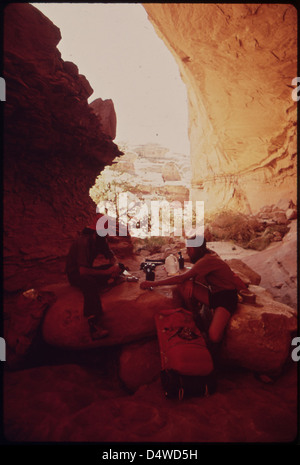 Durante una settimana - lunga escursione attraverso il labirinto, una remota e Rugged Region nel cuore delle Canyonlands, Steve Miller e Glen Denny godersi una sosta per il pranzo in un profondo, Shady Canyon, 05/1972 Foto Stock