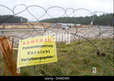 Il filo spinato chiude i locali della ex persone-owned enterprise (VEB) centrale nucleare Bruno Leuschner in Lubmin, Germania, 24 novembre 2010. Accodring alle informazioni rilasciate dal tedesco federale di polizia, una ruota di trasporto è di arrivare presso la sede che oggi sono interim storage site Nord nel dicembre 2010. Foto: Stefan Sauer Foto Stock