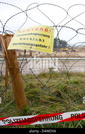 Il filo spinato chiude i locali della ex persone-owned enterprise (VEB) centrale nucleare Bruno Leuschner in Lubmin, Germania, 24 novembre 2010. Accodring alle informazioni rilasciate dal tedesco federale di polizia, una ruota di trasporto è di arrivare presso la sede che oggi sono interim storage site Nord nel dicembre 2010. Foto: Stefan Sauer Foto Stock