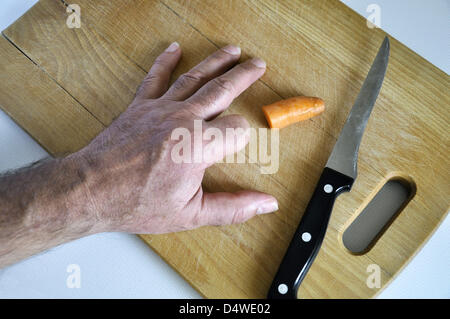 Illustrazione - un file immagine datata 17 settembre 2012 mostra un indice che figurano di essere stato tagliato fuori mentre il sezionamento di una carota a Berlino, Germania. Foto: Verlag/Steinach - () Foto Stock