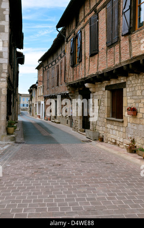 Street e tipico edificio del vecchio villaggio di Castelnau di Montmiral nel sud della Francia, regione Midi-Pyrénées, Dipartimento del Tarn Foto Stock