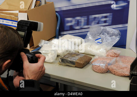 Un fotografo prende le immagini della droga sequestrata presso il quartier generale della polizia di Amburgo, Germania, 25 novembre 2010. La polizia ricerca sette case e sequestrato oltre 20 kg di anfetamine, 5.6 kg di cocaina, circa 10.000 di pillole di ecstasy e e 360 grammi di marijuana. Foto: CARSTEN REHDER Foto Stock