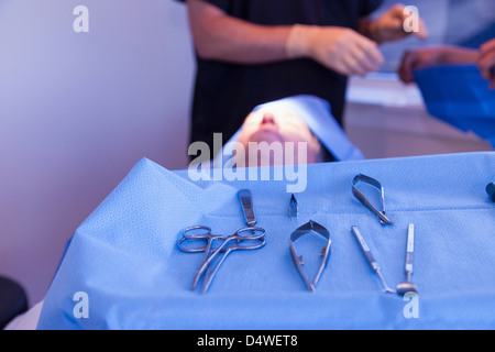 Chiusura del vassoio di strumenti chirurgici Foto Stock