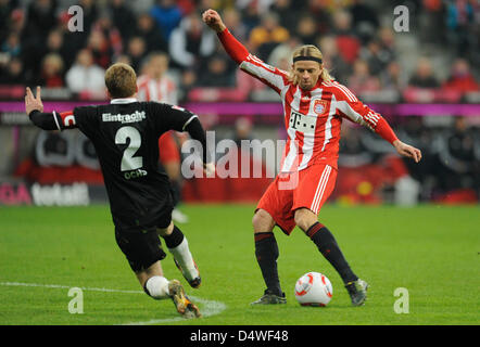 Monaco di Baviera Anatoliy Tymoshchuk (R) di Francoforte e Patrick Ochs si contendono la palla durante la Bundesliga partita FC Bayern Monaco di Baviera versus Eintracht Francoforte presso Allianz Arena di Monaco di Baviera, Germania, 27 novembre 2010. Monaco di Baviera ha vinto la partita 4-1. Foto: ANDREAS GEBERT (ATTENZIONE: embargo condizioni! Il DFL permette l'ulteriore utilizzazione delle immagini nella IPTV, servizi di telefonia mobile e altri nuovi Foto Stock