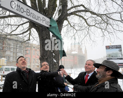 Sindaco di Potsdam Jann Jakobs (L-R), Governatore del Brandeburgo Matthias Platzeck, Presidente del Land di Brandeburgo Parlamento Gunter Fritsch e Presidente della città di Potsdam Consiglio Pietro Schueler svelano il segno Otto-Braun-Platz a Potsdam, Germania, 19 marzo 2013. La piazza di fronte al nuovo edificio del Parlamento di Brandeburgo è stato chiamato dopo l'ex primo ministro della Prussia. Foto: Bernd Settnik Foto Stock