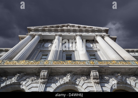 La città di San Francisco hall con dark storm cloud. Foto Stock