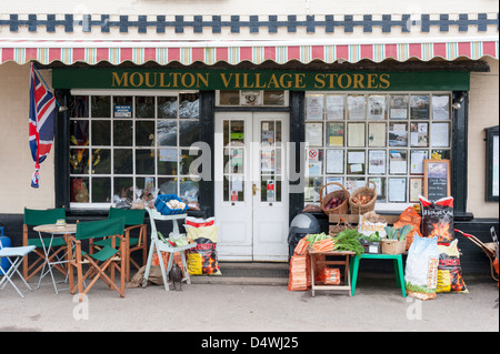 La Moulton village memorizza un tradizionali magazzini generali e ufficio postale in Suffolk REGNO UNITO Foto Stock