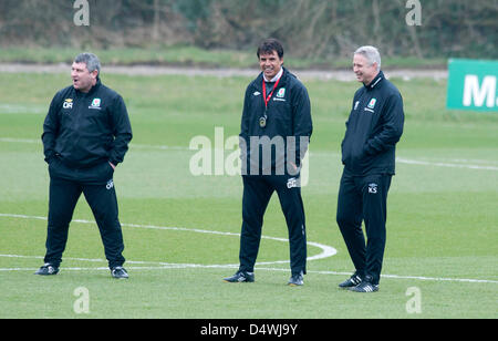 Cardiff, Galles, UK. Xix Marzo 2013. Wales Football Manager Chris Coleman con il suo personale di coaching Osian Roberts (sinistra) e Kit Symons (a destra) durante una sessione di formazione presso la Vale Hotel vicino a Cardiff in anticipo del loro gioco con la Scozia durante il fine settimana. Credito: Phil Rees / Alamy Live News Foto Stock