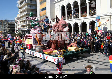 Patrasso, Grecia. Il 17 marzo 2013. Il gatto carnevale galleggiante si sposta attraverso la trafficata strada presso il carnevale di Patrasso, Grecia, 17 marzo 2013. Tre topi appendere una campana al gatto in coda. I topi riflettono il governo greco, in aspetto aristocratico, ha tutte le caratteristiche del sistema politico. Il gatto, che rappresentano troika in una mano trattiene tre bombe che recita "esplosiva crescita economica' durante la lettura del memorandum. Il carnevale di Patrasso è la più grande manifestazione del suo genere in Grecia e uno dei maggiori in Europa. Foto: Menelaos Michalatos/dpa/Alamy Live News Foto Stock