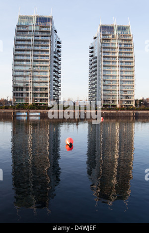 Blocchi di appartamenti a Salford Quays si riflette nell'acqua Foto Stock
