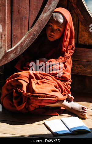 Il debuttante monaco buddista, Shwe Yaunghwe Kyaung Monastero, vicino Lago Inle, Stato Shan, Birmania (Myanmar) Foto Stock