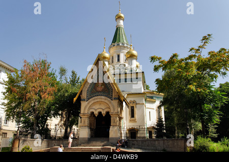 Chiesa di San Nicola, conosciuta anche come la chiesa russa. Adornata con scintillante di cupole dorate. Sofia. La Bulgaria. Foto Stock