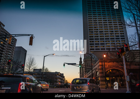 Sera scena di strada a Peachtree Road e Ponce de Leon Avenue in Atlanta, Georgia accanto al Teatro Fox. Foto Stock