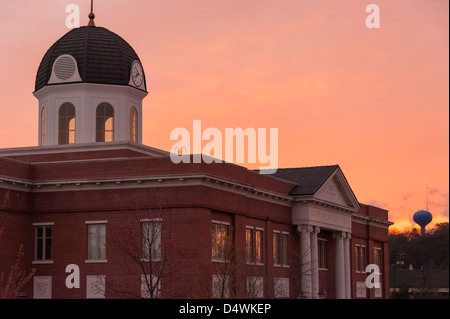 Il bagliore arancione del tramonto bagna Snellville municipio edificio con l'ultima luce della sera a Snellville, Georgia, Stati Uniti d'America. Foto Stock