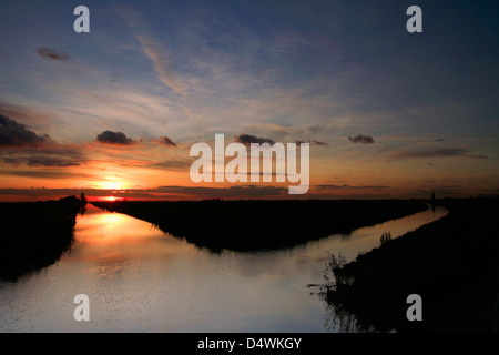 Tramonto in inverno scena, 20 piedi drain, vicino Città Whittlesey, Fenland, Cambridgeshire, Inghilterra; Gran Bretagna; Regno Unito Foto Stock