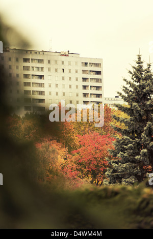 Edificio di appartamenti e la foresta di autunno Foto Stock