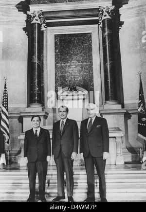 Foto del Presidente della Camera dei rappresentanti Carl Albert, del Presidente Richard Nixon, e del Capo della Giustizia Warren E. Burger, prima della consegna del 4 luglio interventi di apertura delle Commemorazioni Bicentenni negli Archivi nazionali, 1971 Foto Stock