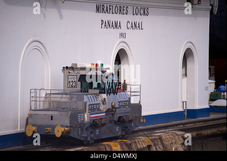 Le navi in Miraflores bloccare la sezione del canale di Panama Foto Stock