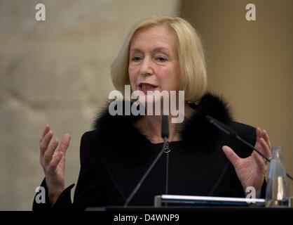 Ricerca tedesco il Ministro Johanna Wanka colloqui durante la Gottfried-Wilhelm-Leibniz cerimonia che si terrà a Berlino (Germania), 19 marzo 2013. Il premio è stato assegnato a scienziati eccezionali dalla DFG. Foto: SOEREN STACHE Foto Stock