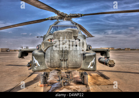 High Dynamic Range Immagine di un AH-64D Longbow Apache elicottero a COB Speicher, Tikrit, Iraq, durante l'Operazione Iraqi Freedom. Foto Stock