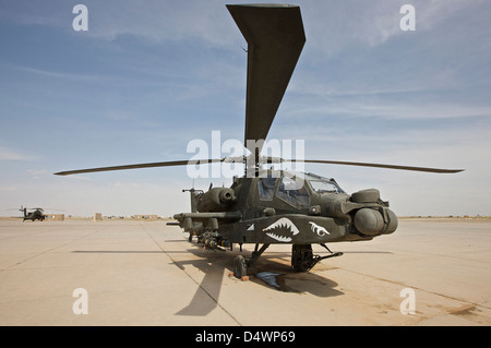 AH-64D Longbow Apache a COB Speicher, Tikrit, Iraq, durante l'Operazione Iraqi Freedom Foto Stock