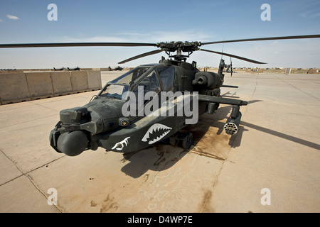 AH-64D Longbow Apache a COB Speicher, Tikrit, Iraq, durante l'Operazione Iraqi Freedom Foto Stock