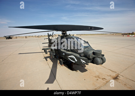 AH-64D Longbow Apache a COB Speicher, Tikrit, Iraq, durante l'Operazione Iraqi Freedom Foto Stock