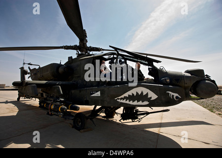 Un AH-64D Longbow Apache parcheggiato a COB Speicher, Tikrit, Iraq. Foto Stock