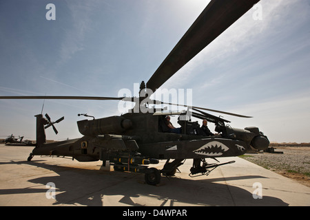 Un AH-64D Longbow Apache parcheggiato a COB Speicher, Tikrit, Iraq. Foto Stock