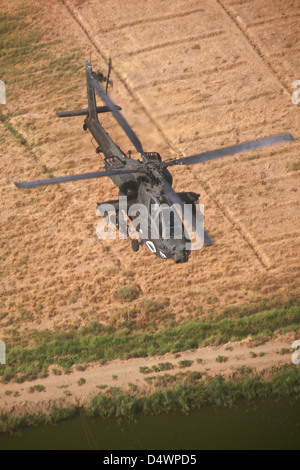 Un AH-64D Longbow Apache elicottero in volo su Iraq settentrionale. Foto Stock