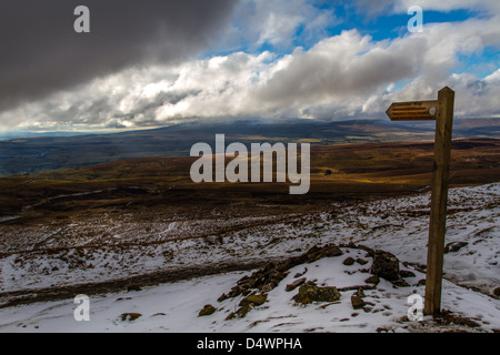 La strada verso il basso da Pen-y-Ghent, marcatura del The Pennine Way & il nuovo instradamento del Yorkshire 3 picchi Foto Stock