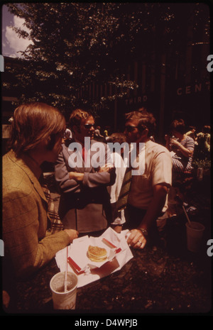 Fountain Square nel centro di Cincinnati, fotografata nel giugno 1973, è un popolare spazio pubblico che offre vari servizi per i residenti della città, tra cui un punto pranzo. L'immagine mostra l'utilizzo degli spazi pubblici urbani. Foto Stock